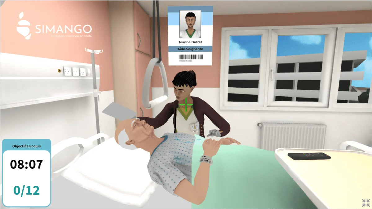 Immersion dans la chambre d'un patient, une aide soignante est en train de réaliser un soin mouillant au patient