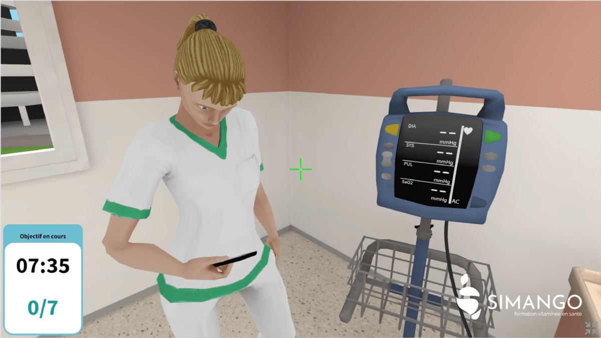 Immersion dans la chambre d'un patient hospitalisé en service d'endocrinologie. Le soignant est debout avec un smartphone à la main à côté du tensiomètre.