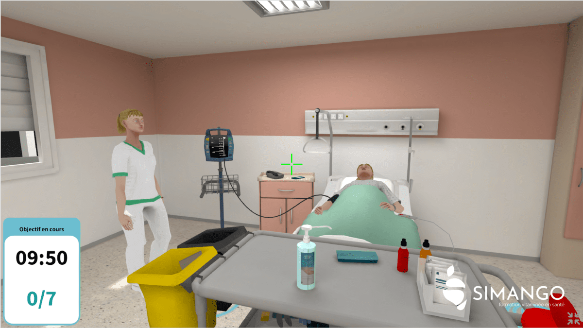Immersion dans la chambre d'un patient accompagné d'un soignant qui prend sa tension