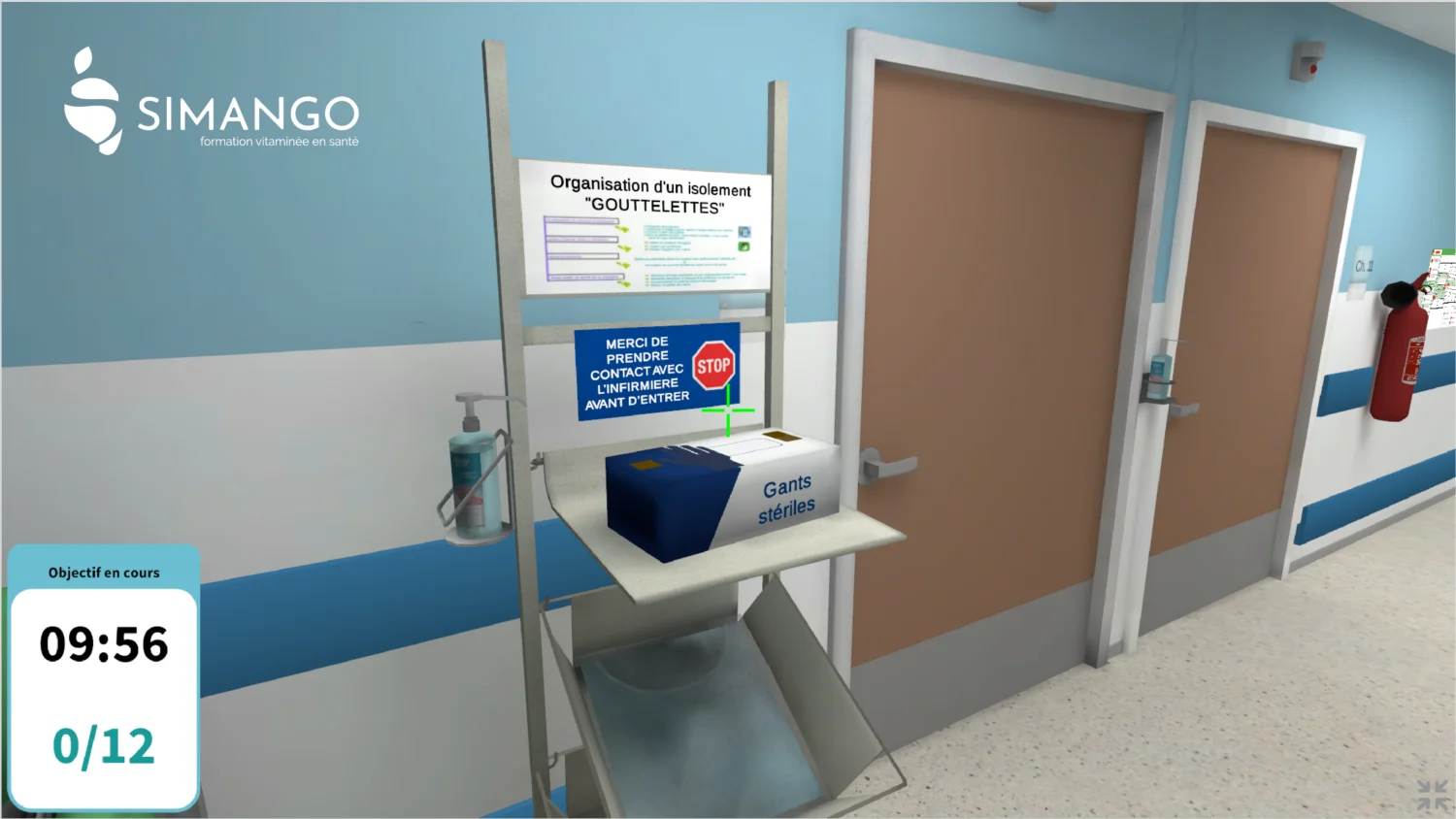 Immersion dans le couloir d'un hôpital, un chariot médical est située à côté de la chambre d'un patient en isolement.
