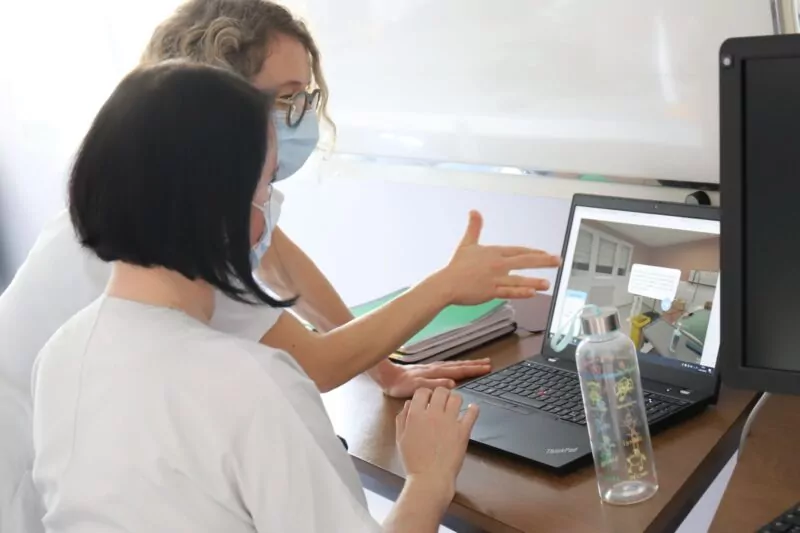 Deux professionnels de santé effectuant une formation Simagno sur ordinateur