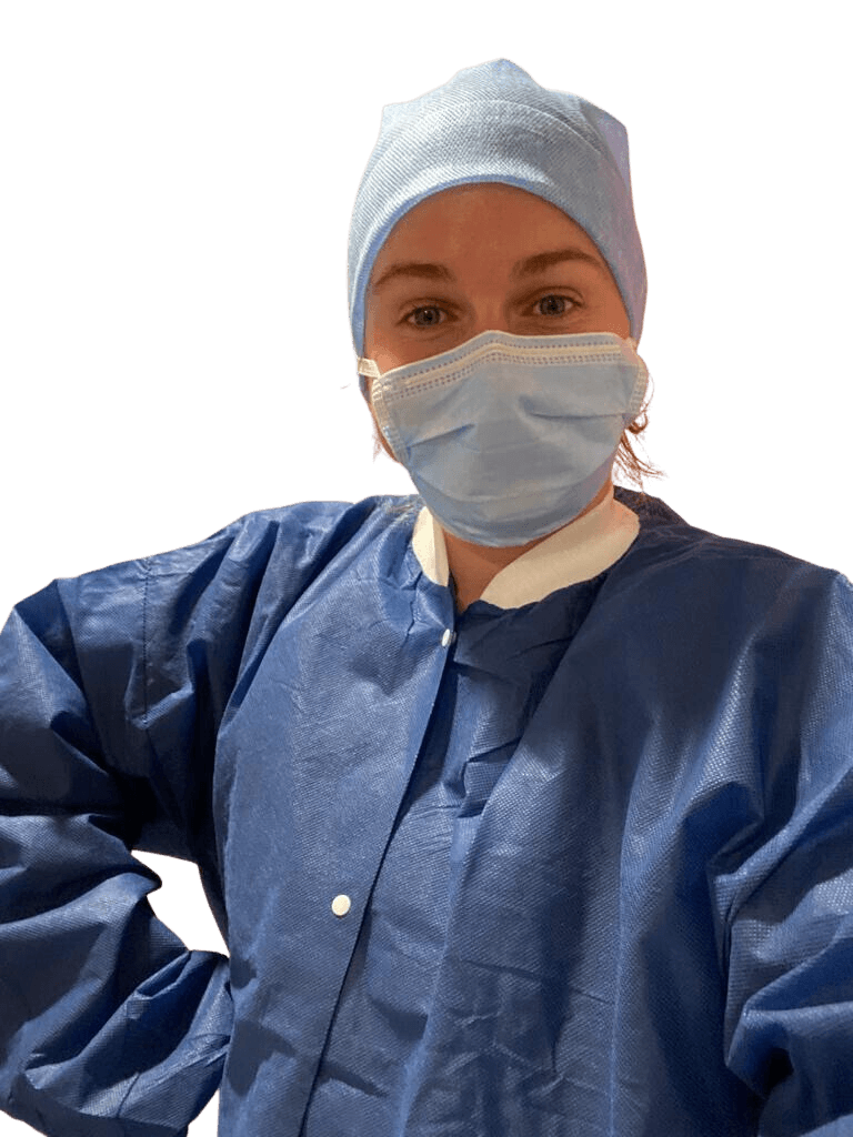 Ingénieure pédagogique revêtant une blouse de chirurgie médicale.