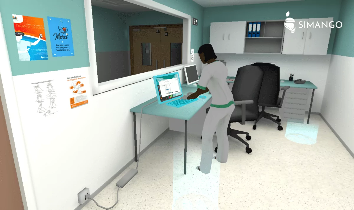 Immersion dans un poste de soin en simulation numérique, une professionnelle de santé consulte le dossier patient